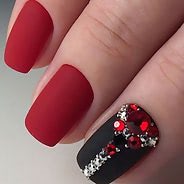 Маникюр с красным лаком
